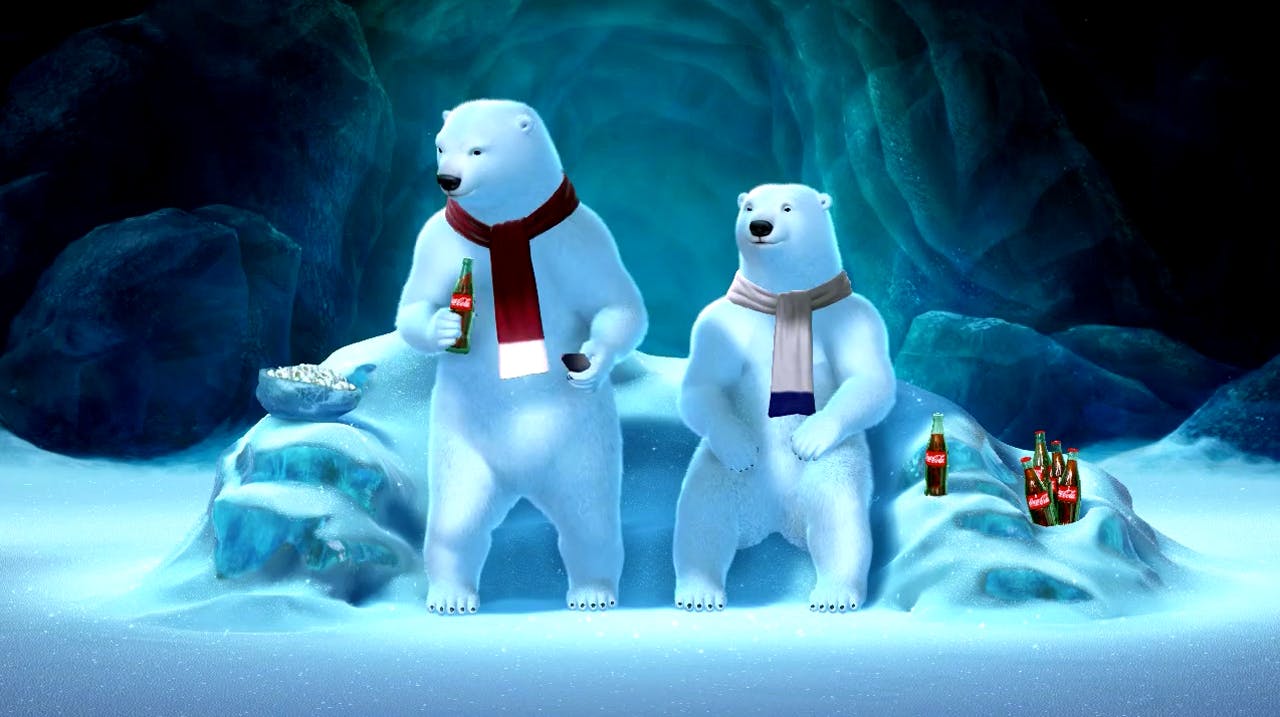 Từ năm 1993, gấu Bắc cực trở thành biểu tượng kinh điển của Coca Cola khi hãng này tung ra quảng cáo nổi tiếng có cảnh những chú gấu bắc cực hoạt hình cùng uống Coke dưới cực quang phương bắc.